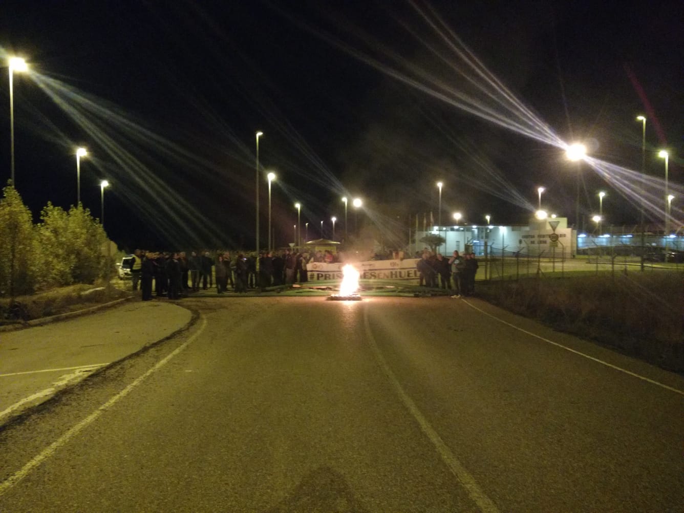 Más de 250 funcionarios de prisiones redoblan su protesta ante la cárcel de León y bloquean la entrada 