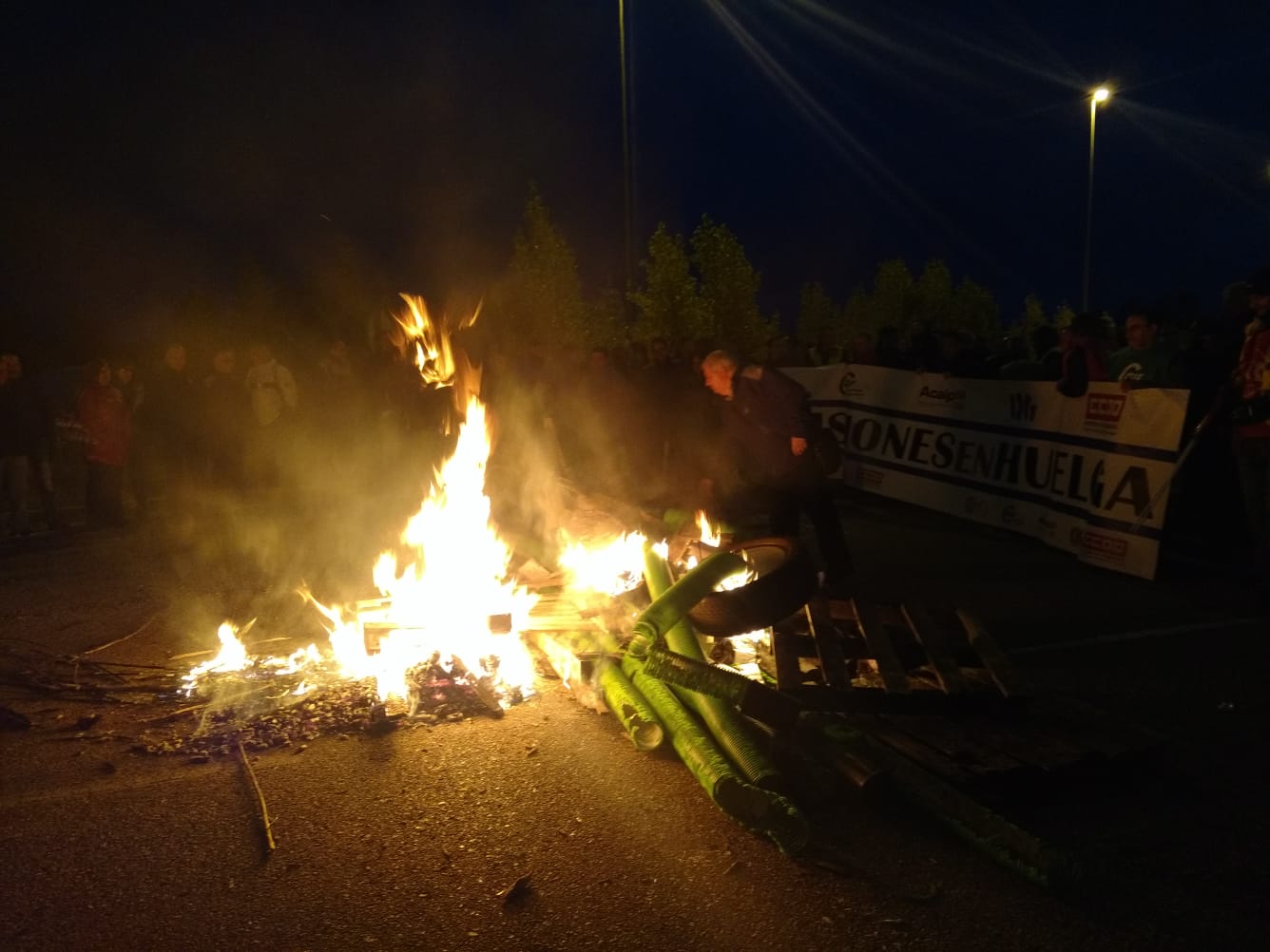 Más de 250 funcionarios de prisiones redoblan su protesta ante la cárcel de León y bloquean la entrada 