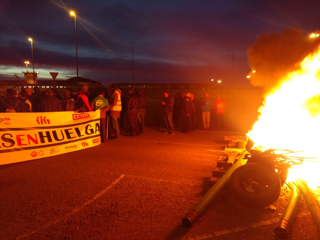 Más de 250 funcionarios de prisiones redoblan su protesta ante la cárcel de León y bloquean la entrada 