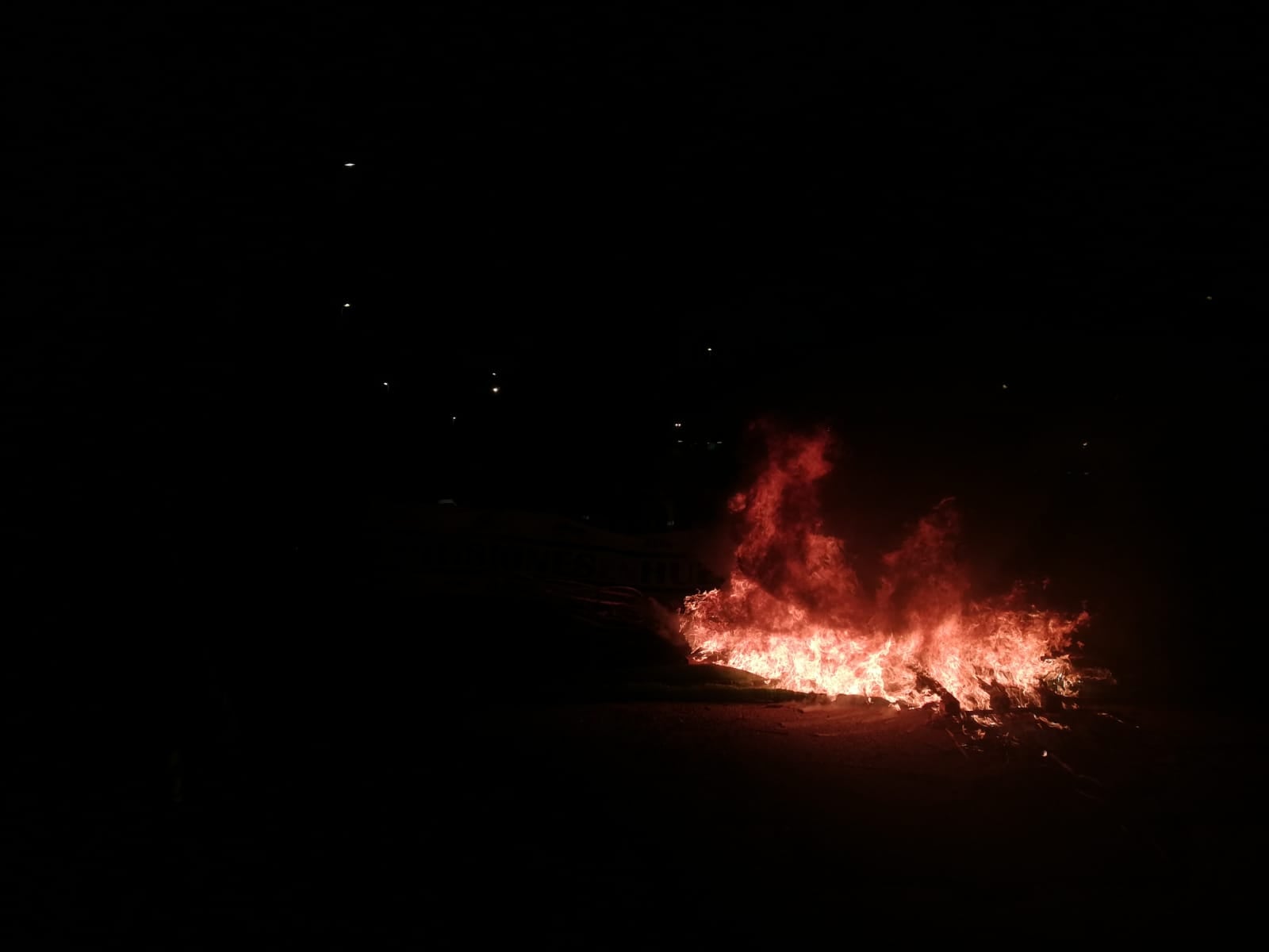 Más de 250 funcionarios de prisiones redoblan su protesta ante la cárcel de León y bloquean la entrada 