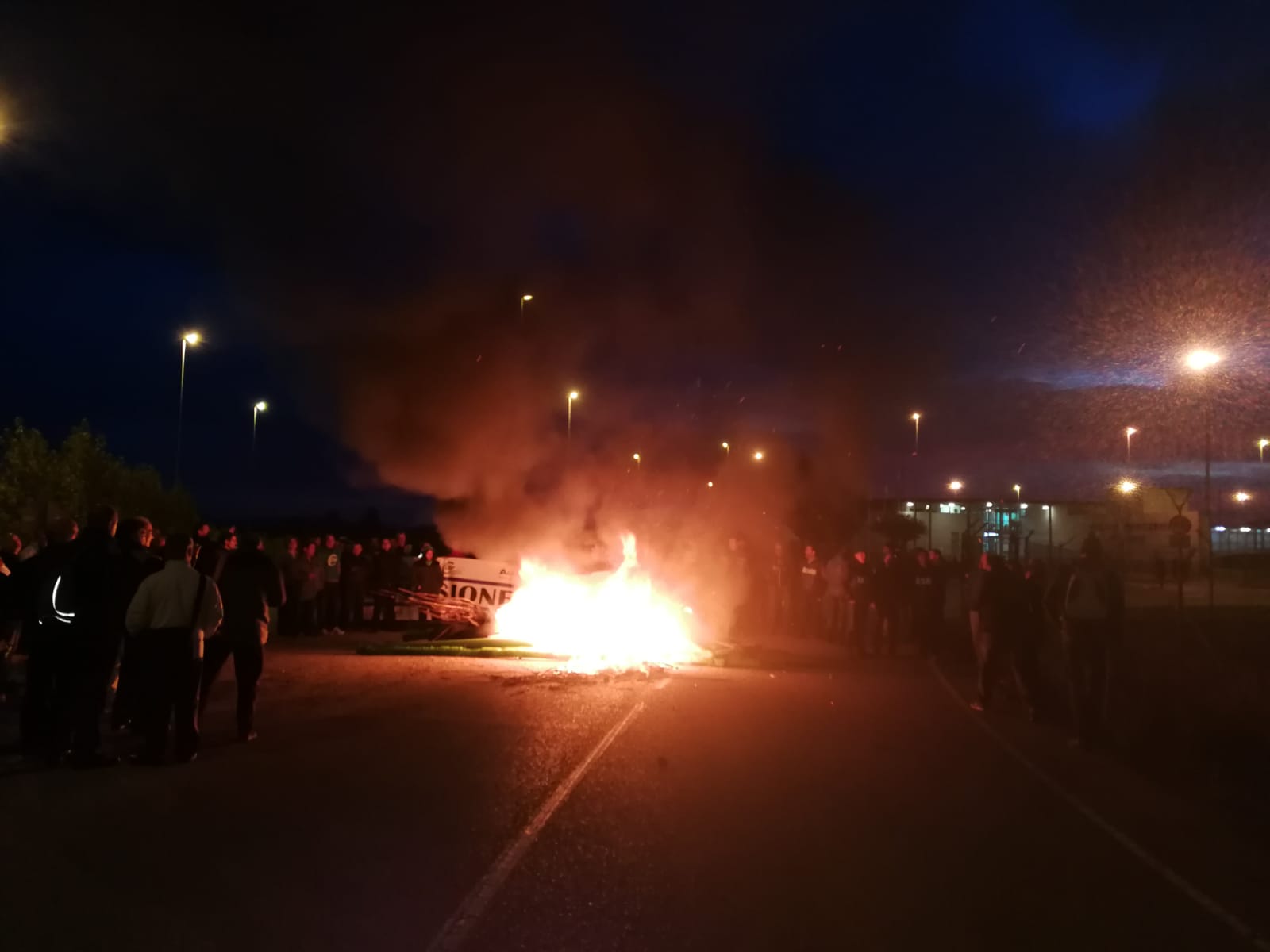 Más de 250 funcionarios de prisiones redoblan su protesta ante la cárcel de León y bloquean la entrada 