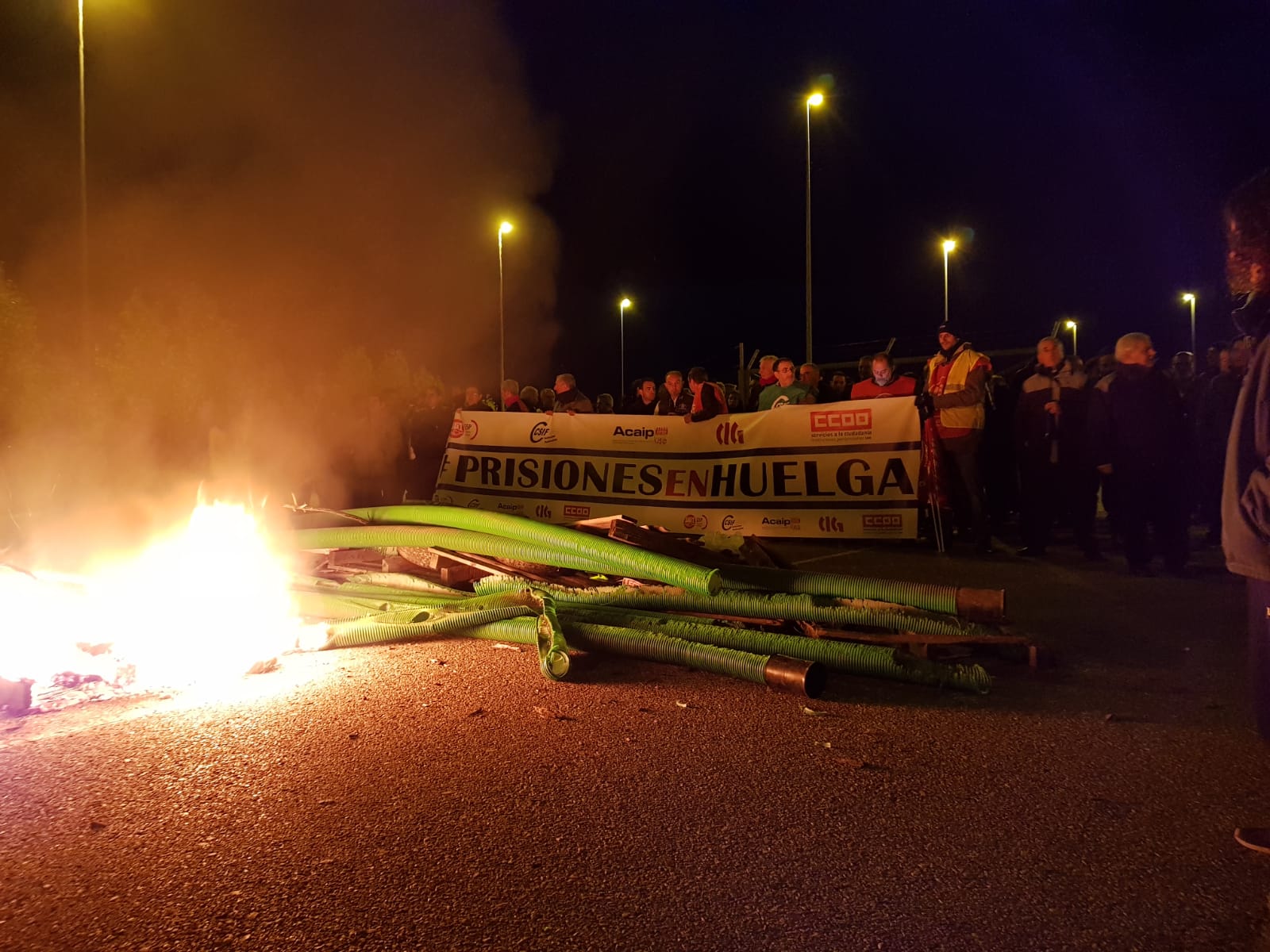 Más de 250 funcionarios de prisiones redoblan su protesta ante la cárcel de León y bloquean la entrada 