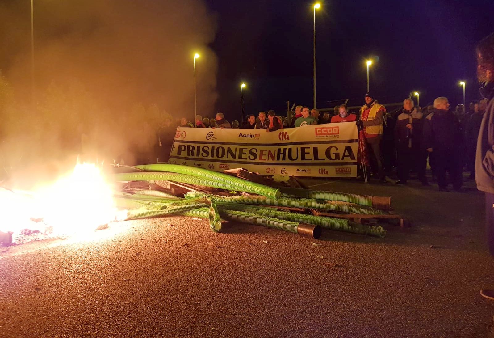 Más de 250 funcionarios de prisiones redoblan su protesta ante la cárcel de León y bloquean la entrada 