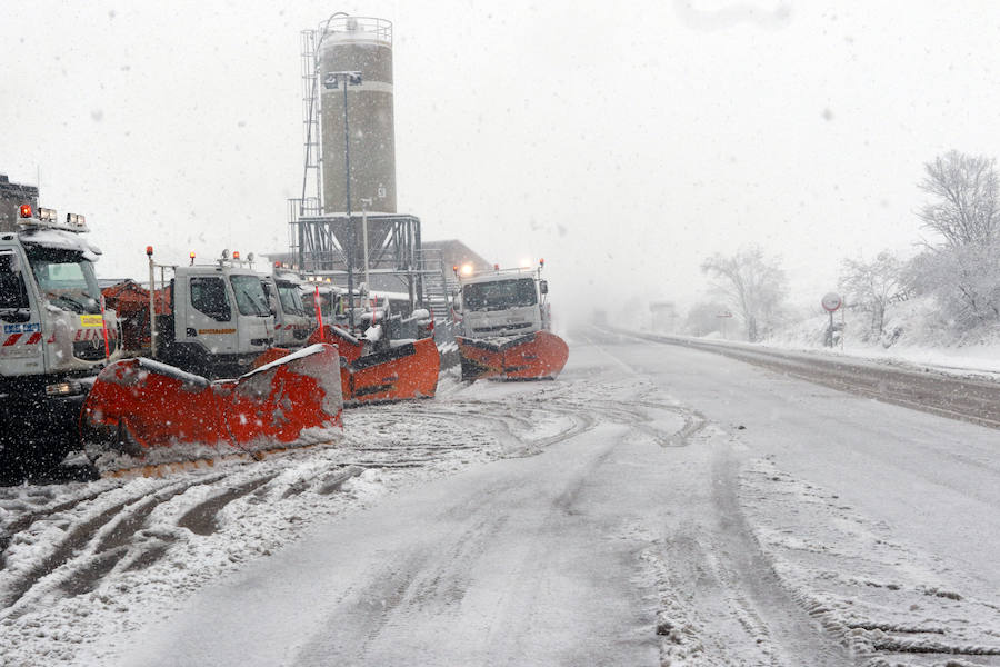 Fotos: La nieve complica la circulación de Pajares, el Huerna y Somiedo