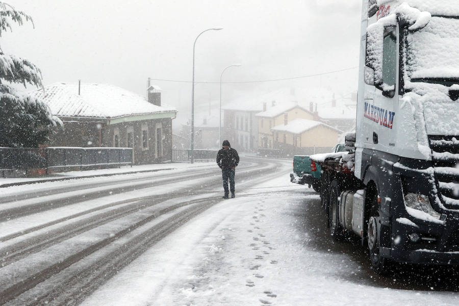 Fotos: La nieve complica la circulación de Pajares, el Huerna y Somiedo