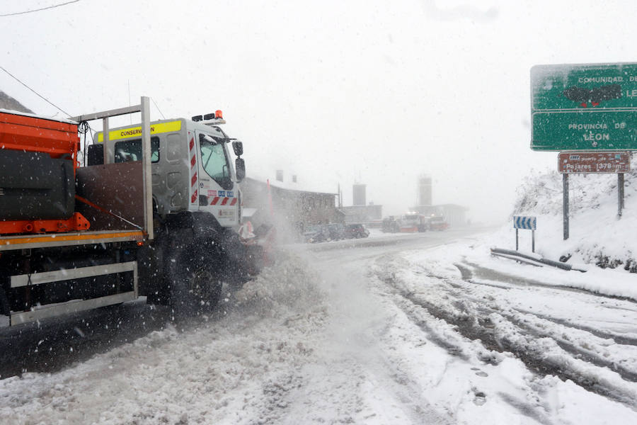 Fotos: La nieve complica la circulación de Pajares, el Huerna y Somiedo