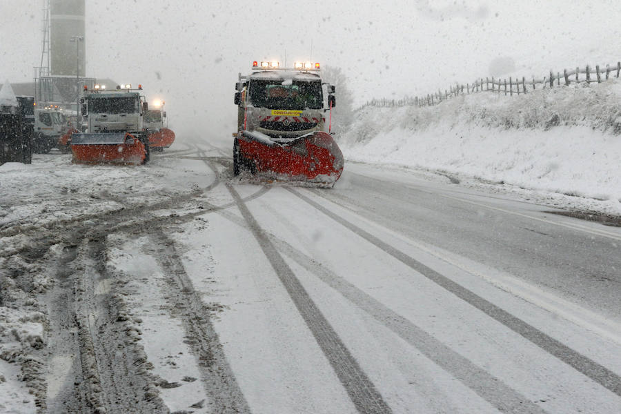 Fotos: La nieve complica la circulación de Pajares, el Huerna y Somiedo