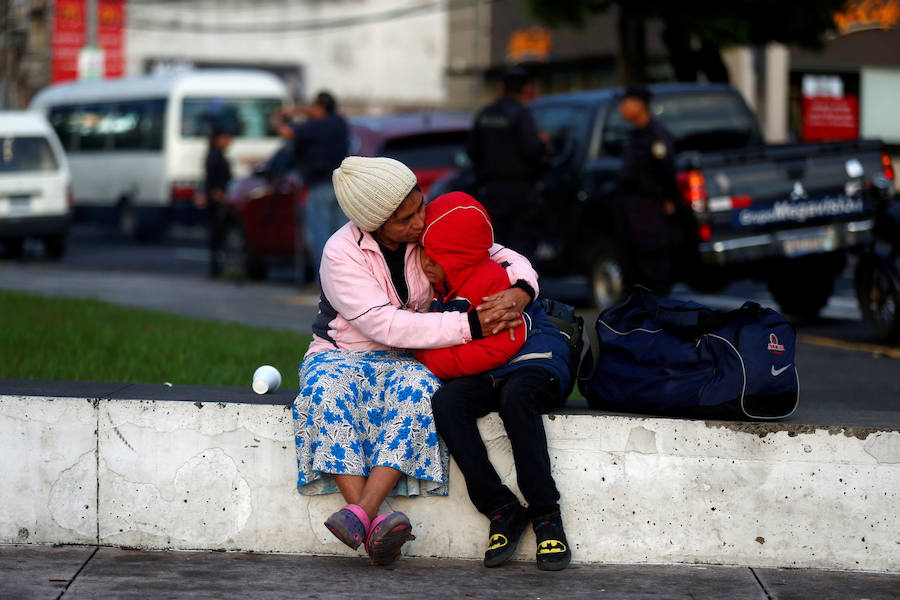 Unos 300 migrantes salvadoreños han salido este domingo de su país hacia la frontera con Guatemala con el objetivo final de llegar a EE UU. Buscan emular la caravana de hondureños que salió el 13 de octubre de San Pedro Sula.