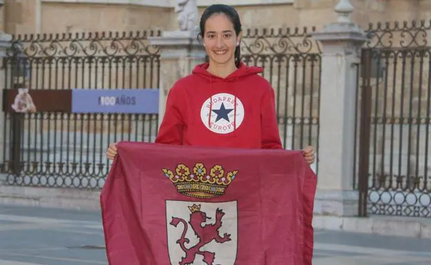 Saioa Gil posa con la bandera de León.