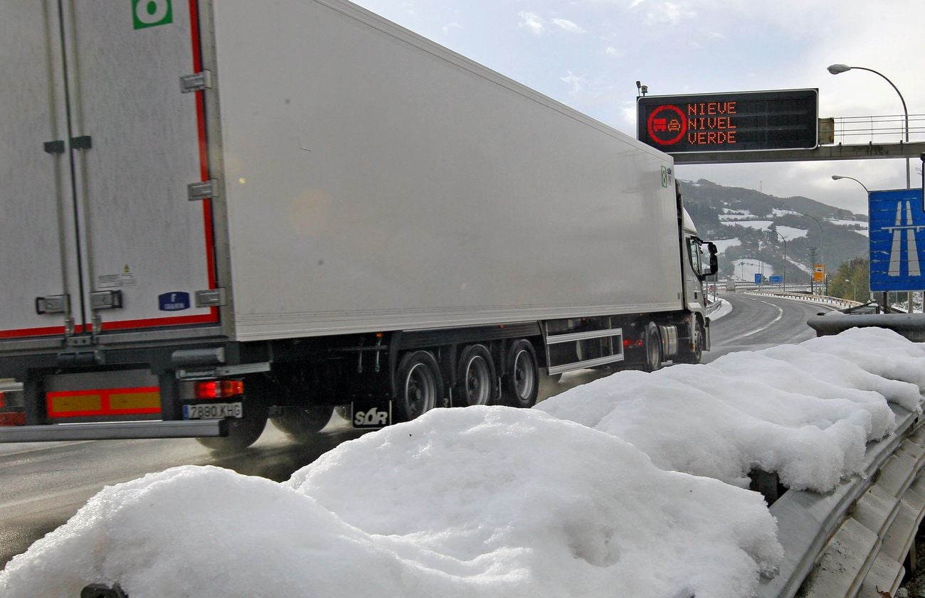 La UME acude al rescate en Asturias con el fin de apoyar en las labores de limpieza de viales para facilitar la circulación