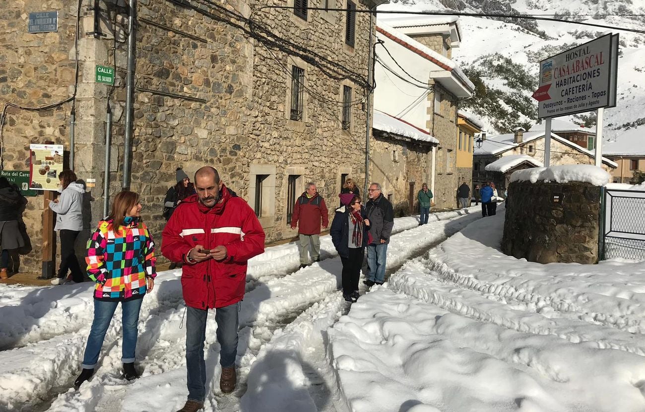 Imágenes de la localidad leonesa de Posada de Valdeón en la que medio centenar de personas pemanecen inmovilizados