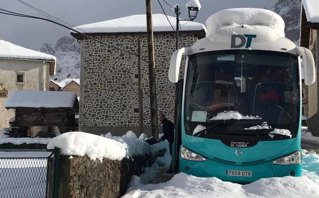 Imagen del autobús bloqueado en Posada de Valdeón.