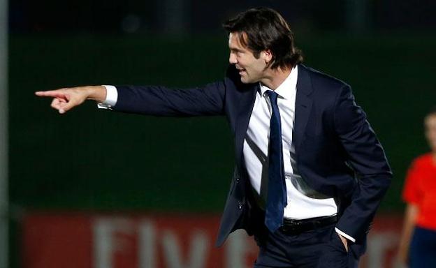 Solari da instrucciones durante un partido del Castilla.