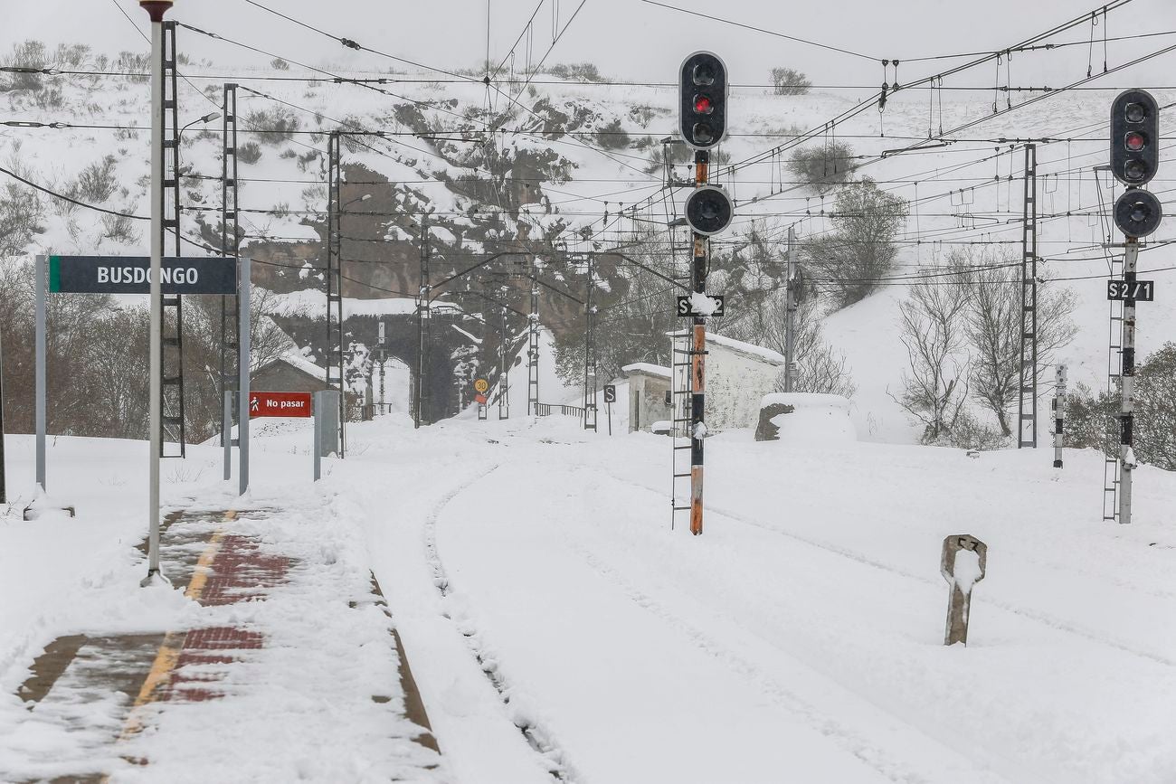 Protección Civil alerta de que el actual frente tormentoso aún será visible con lluvia, viento y nevadas a lo largo de las próximas horas | León sigue en alerta amarilla y con complicaciones en el tráfico rodado y ferroviario