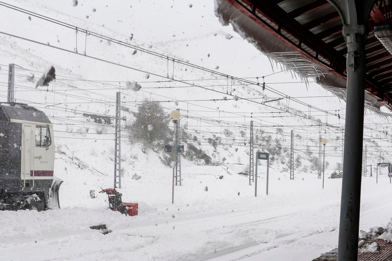 Protección Civil alerta de que el actual frente tormentoso aún será visible con lluvia, viento y nevadas a lo largo de las próximas horas | León sigue en alerta amarilla y con complicaciones en el tráfico rodado y ferroviario