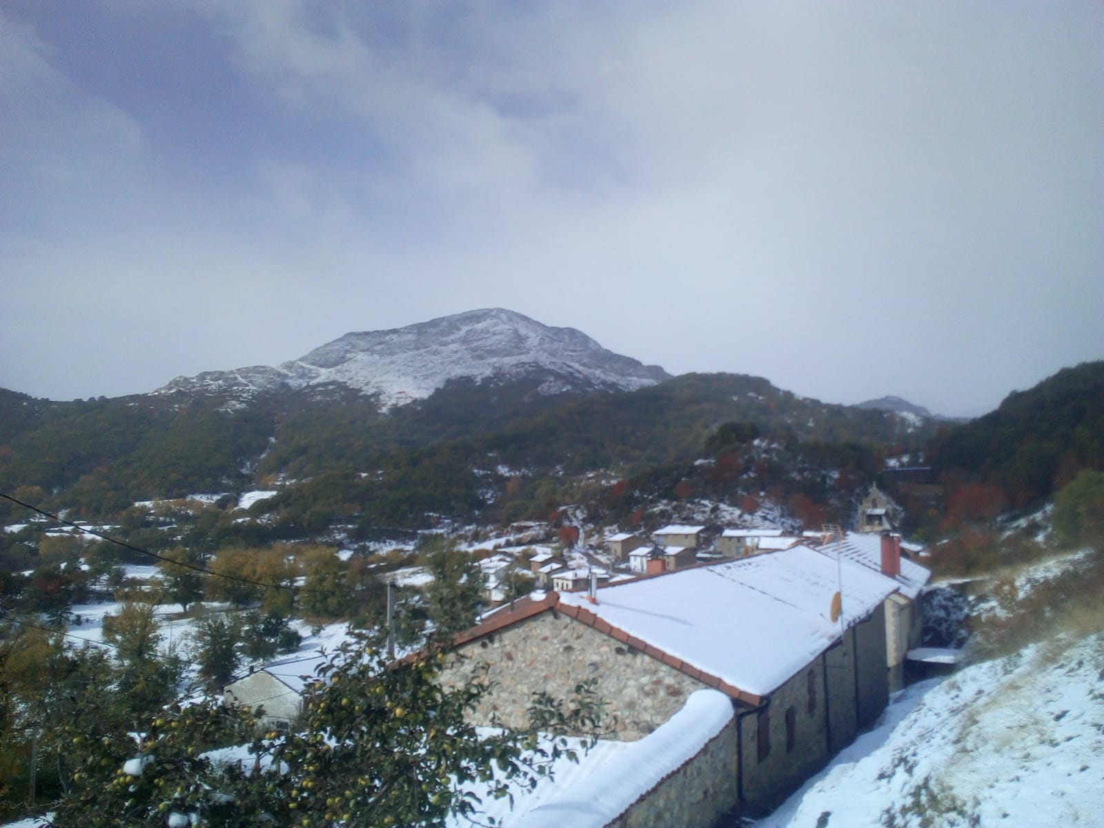 Protección civil ayudado por los vecinos de las localidades de Ferreras del Puerto, Las Muñecas, La Mata y el Otero se apresuran a retirar la nieve de las calles y echar sal para evitar que se formen placas de hielo