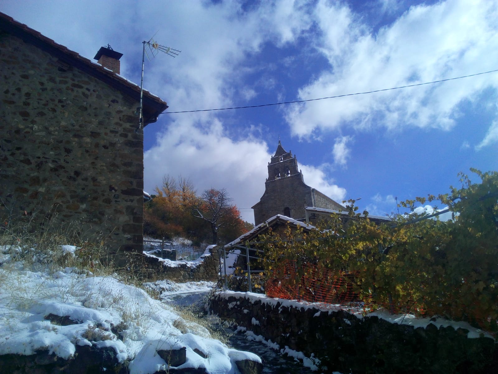 Protección civil ayudado por los vecinos de las localidades de Ferreras del Puerto, Las Muñecas, La Mata y el Otero se apresuran a retirar la nieve de las calles y echar sal para evitar que se formen placas de hielo