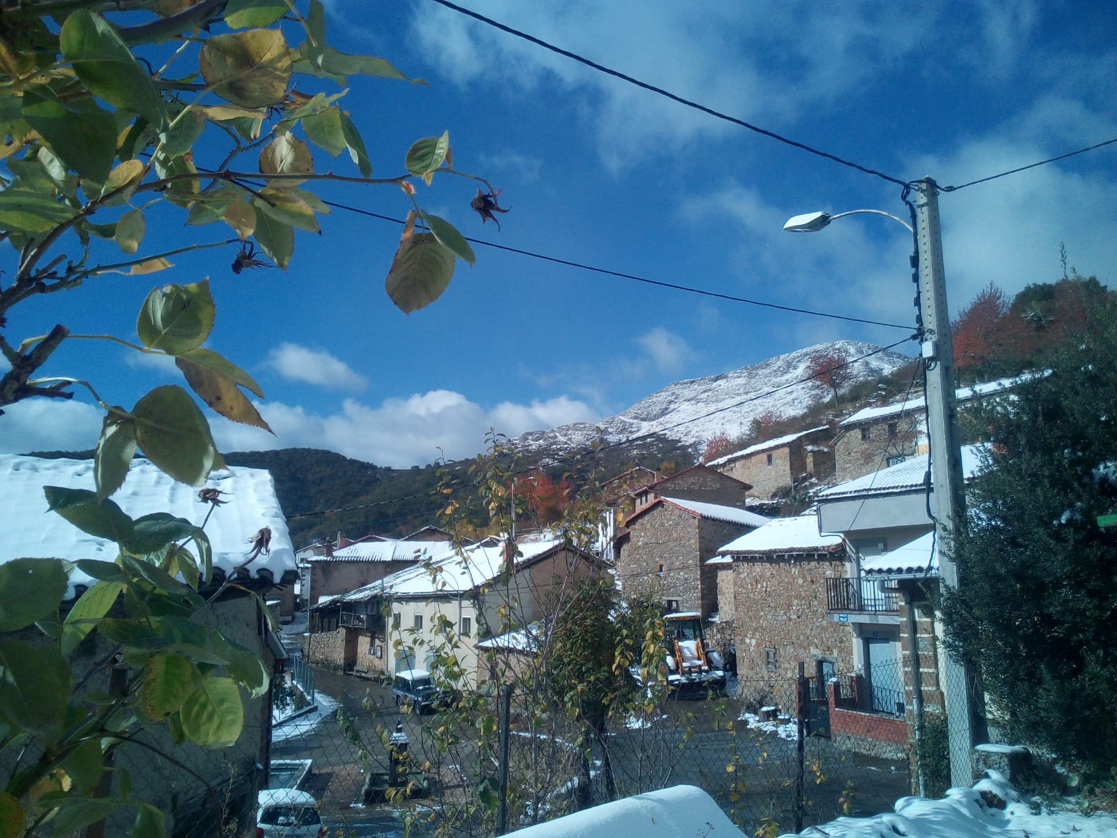 Protección civil ayudado por los vecinos de las localidades de Ferreras del Puerto, Las Muñecas, La Mata y el Otero se apresuran a retirar la nieve de las calles y echar sal para evitar que se formen placas de hielo