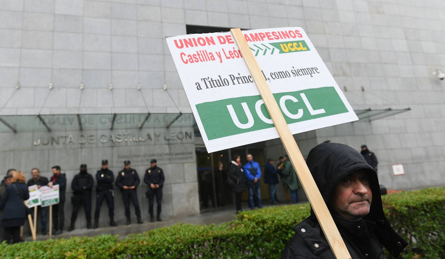 Asaja y UCCL convocan una protesta frente a la Consejería de Agricultura en defensa de unas explotaciones que acumulan 80 millones en pérdidas desde 2016