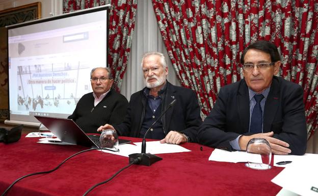 El presidente de Nueva Democracia, José Luis Prieto (C), durante la presentación del partido en León.