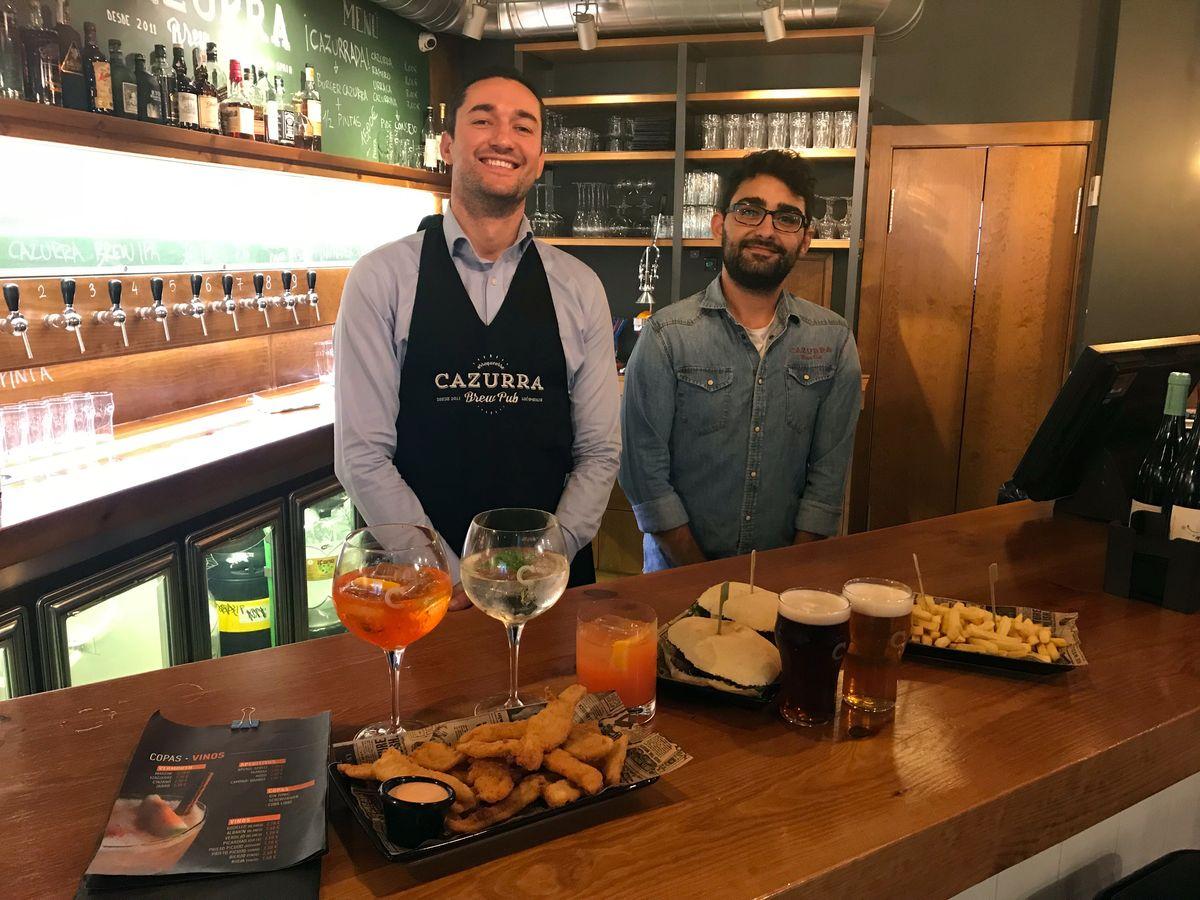 La Cervecería Cazurra está ubicada en la Calle Arquitecto Lázaro, 6