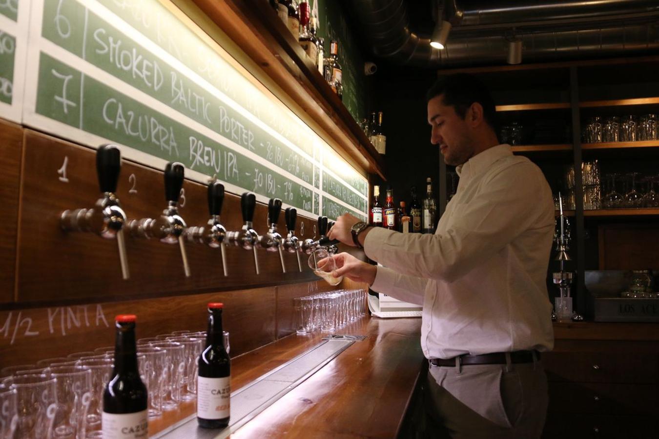 La Cervecería Cazurra está ubicada en la Calle Arquitecto Lázaro, 6