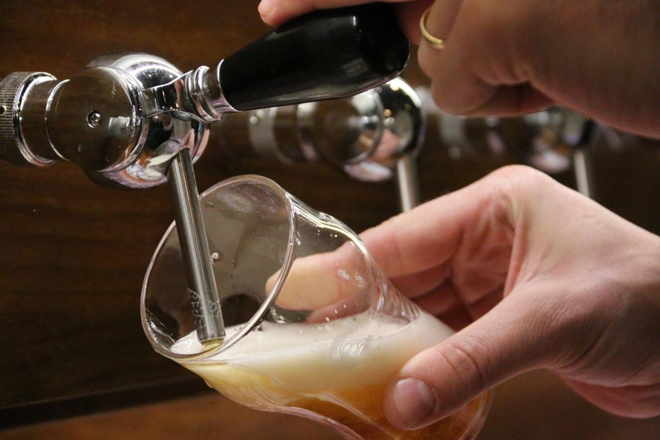 La Cervecería Cazurra está ubicada en la Calle Arquitecto Lázaro, 6