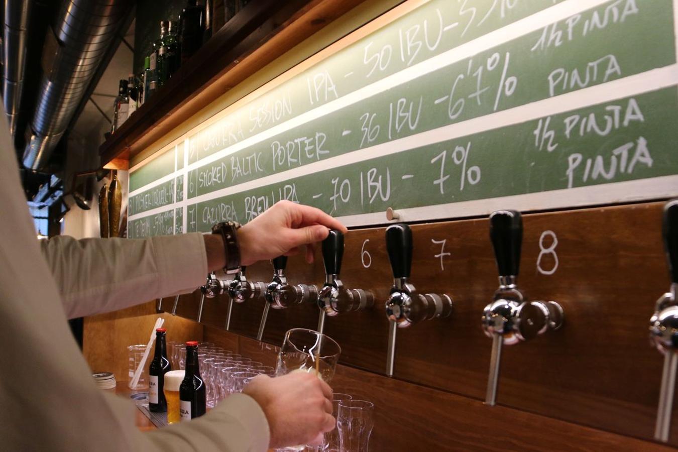 La Cervecería Cazurra está ubicada en la Calle Arquitecto Lázaro, 6