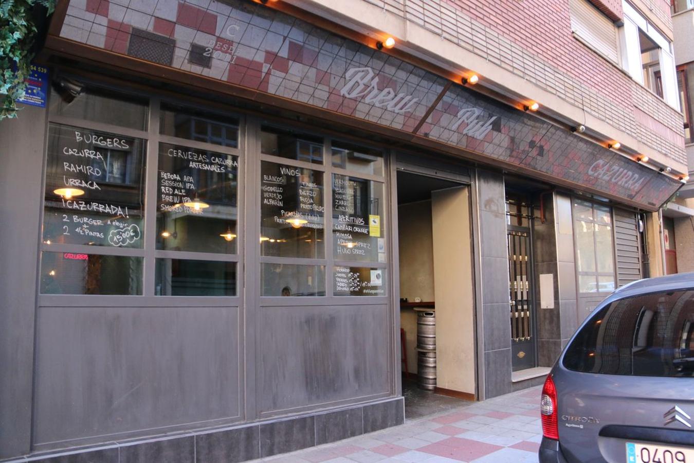 La Cervecería Cazurra está ubicada en la Calle Arquitecto Lázaro, 6