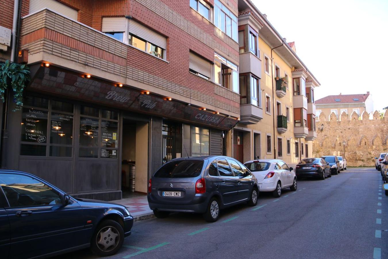 La Cervecería Cazurra está ubicada en la Calle Arquitecto Lázaro, 6