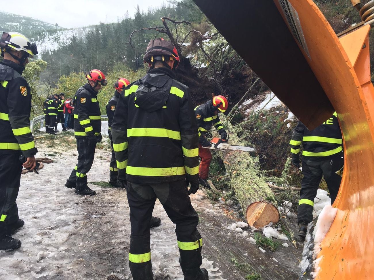 La UME de León acude al rescate de una persona que precisaba de asistencia sanitaria en esta localidad asturiana perteneciente al concejo de Ibias y aislada por la nieve