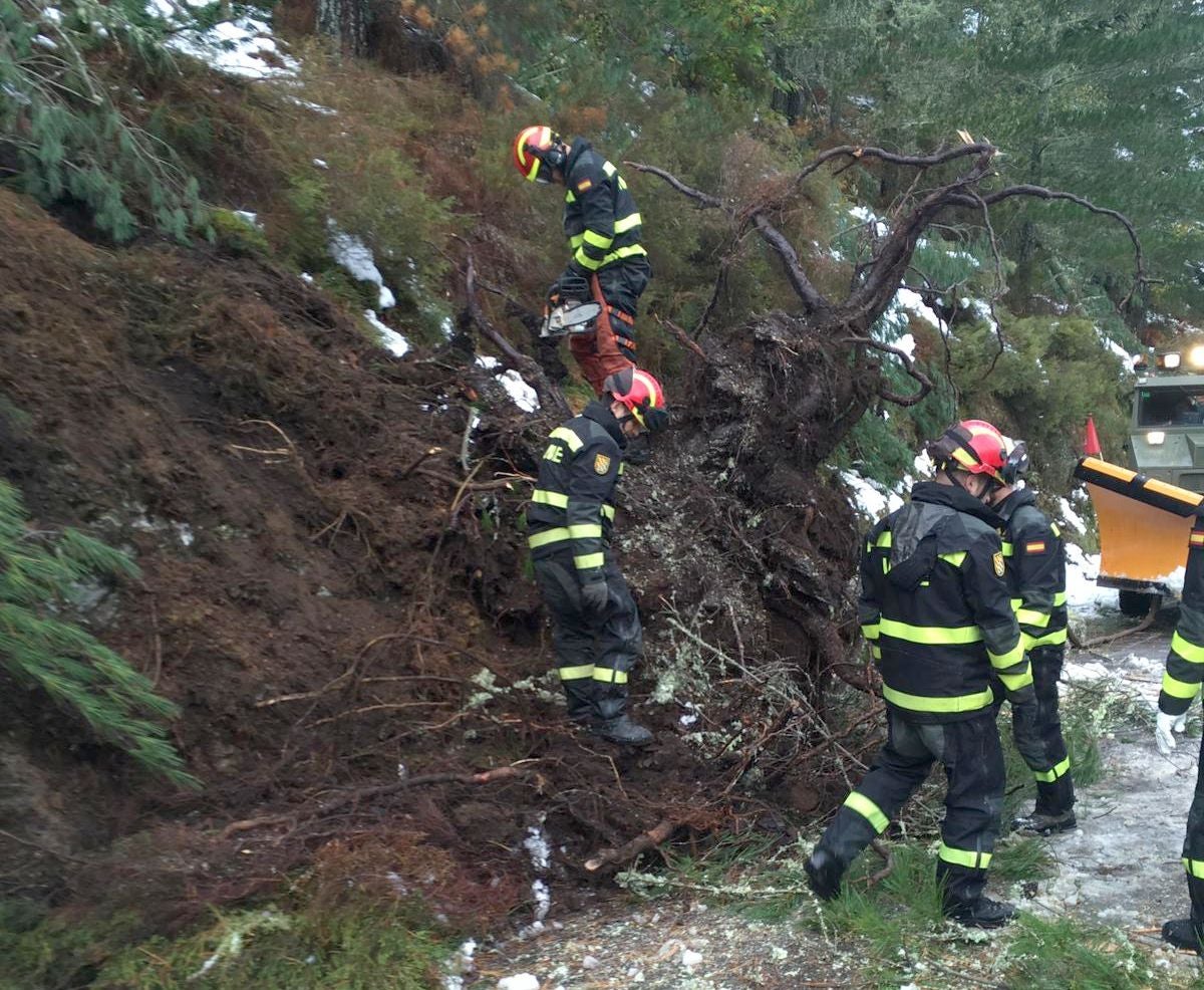 La UME de León acude al rescate de una persona que precisaba de asistencia sanitaria en esta localidad asturiana perteneciente al concejo de Ibias y aislada por la nieve