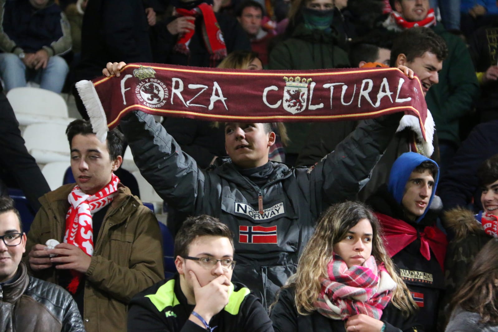 La grada del Reino de León arropó a la Cultural y Deportiva Leonesa en un gran partido ante el FC Barcelona