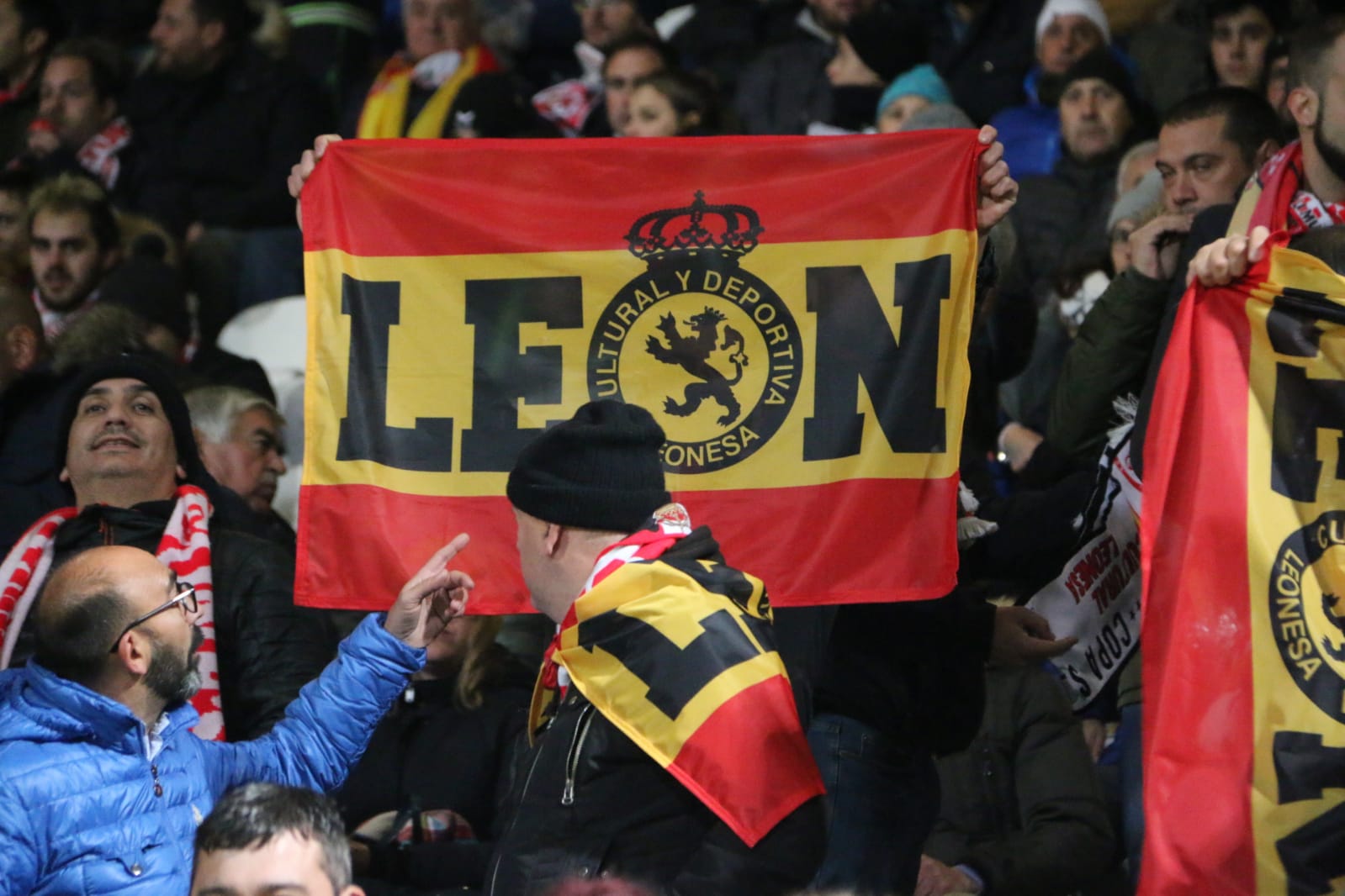 La grada del Reino de León arropó a la Cultural y Deportiva Leonesa en un gran partido ante el FC Barcelona