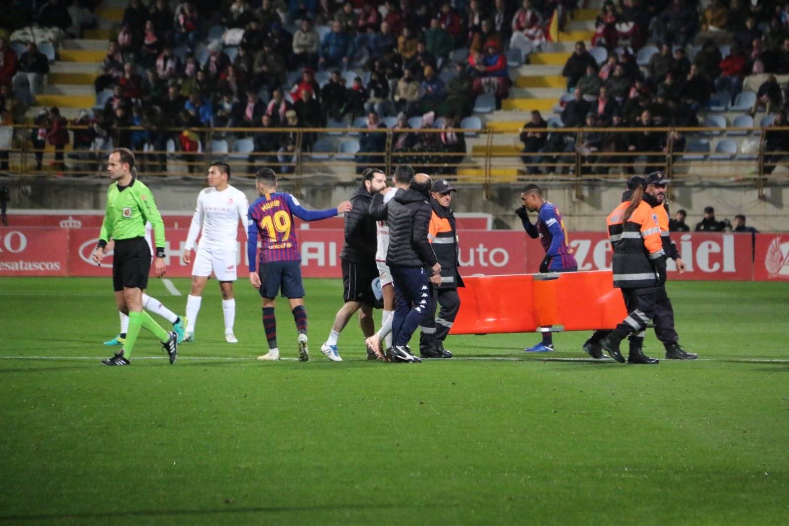 La grada del Reino de León arropó a la Cultural y Deportiva Leonesa en un gran partido ante el FC Barcelona