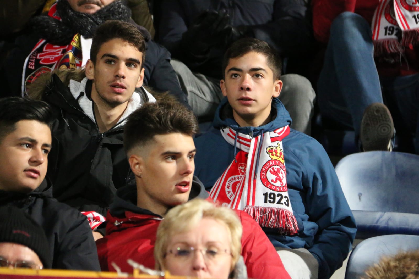 La grada del Reino de León arropó a la Cultural y Deportiva Leonesa en un gran partido ante el FC Barcelona