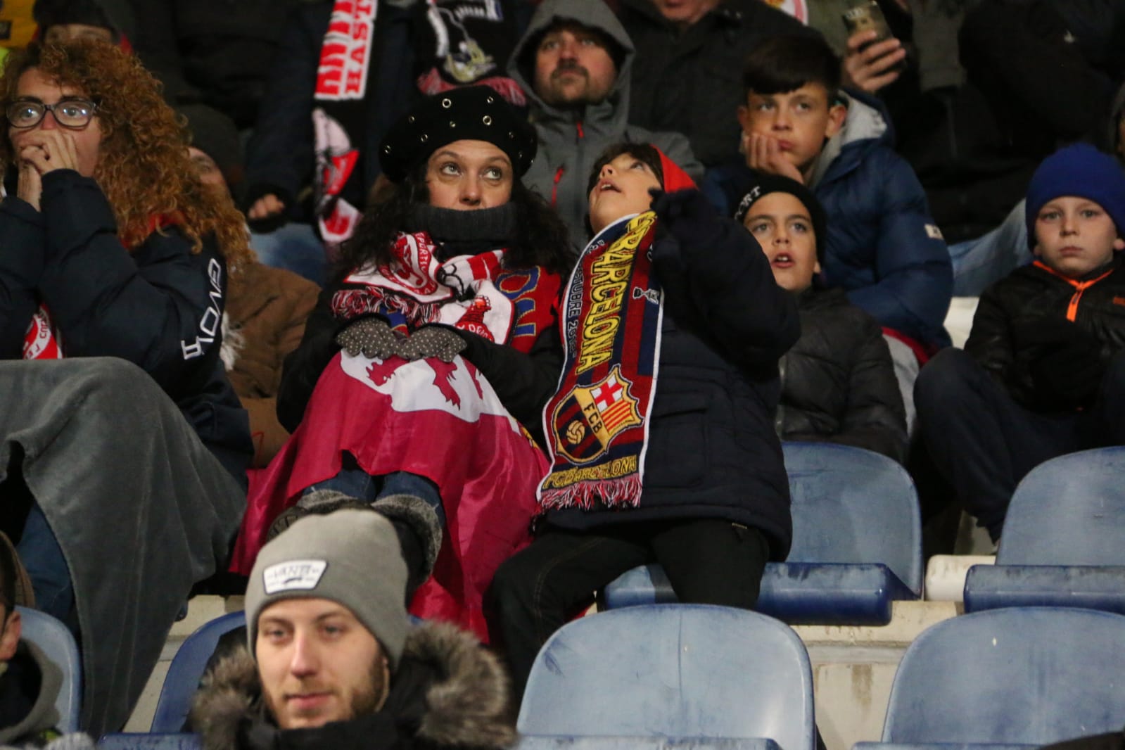 La grada del Reino de León arropó a la Cultural y Deportiva Leonesa en un gran partido ante el FC Barcelona