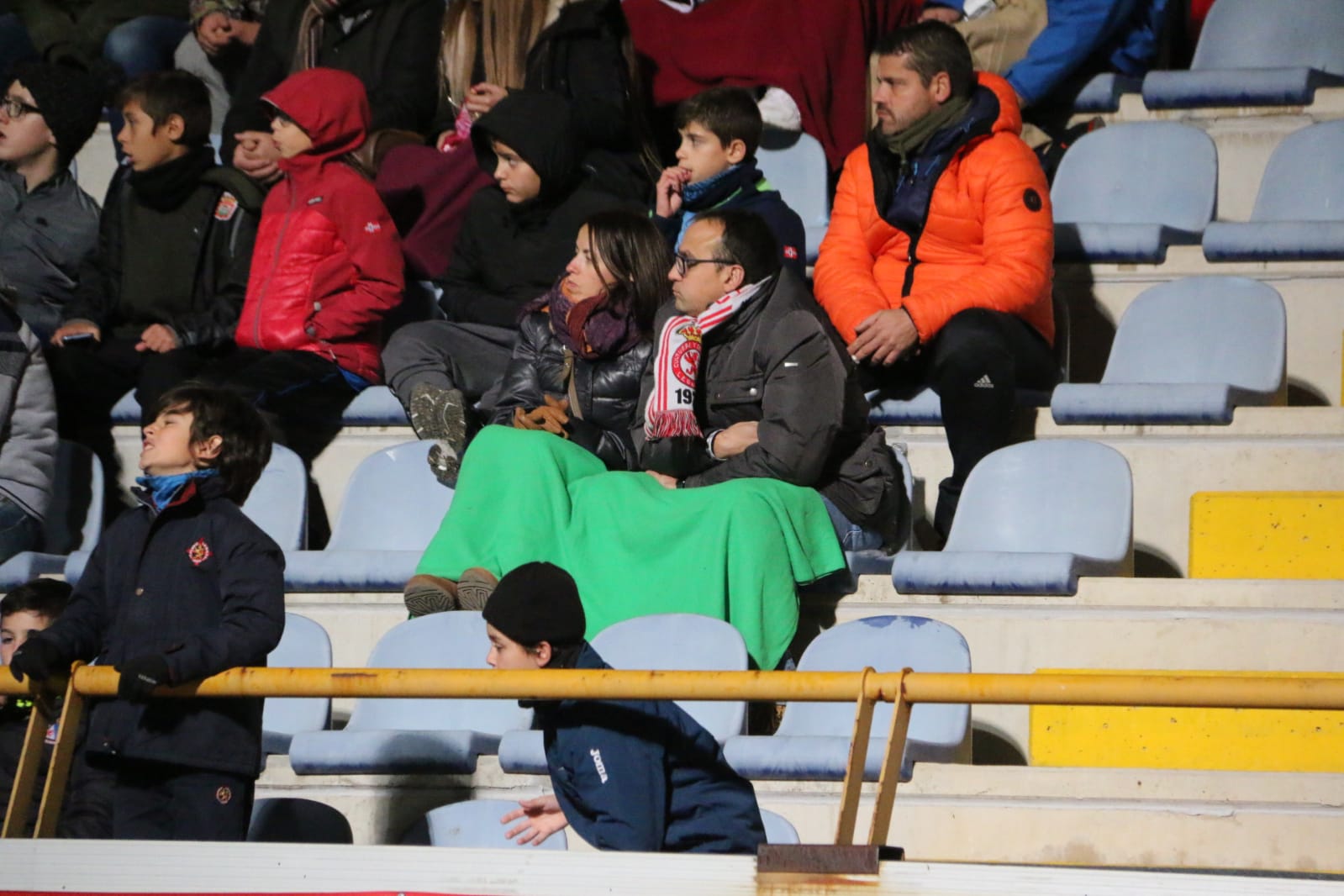 La grada del Reino de León arropó a la Cultural y Deportiva Leonesa en un gran partido ante el FC Barcelona