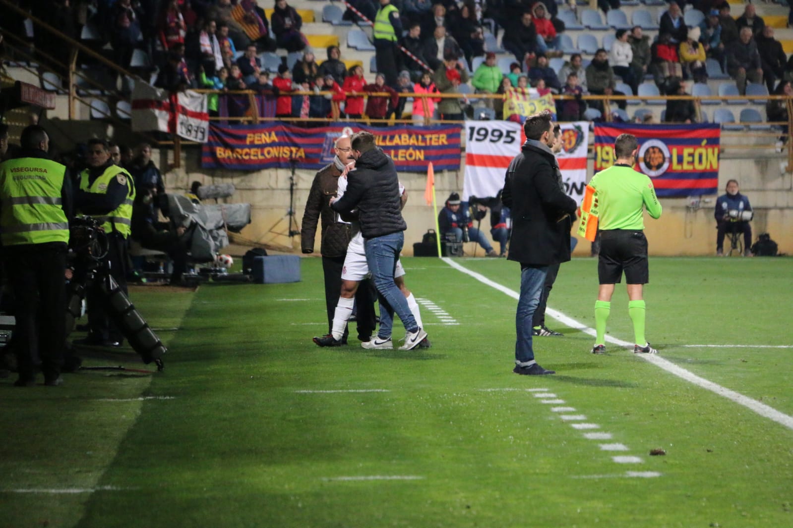 La grada del Reino de León arropó a la Cultural y Deportiva Leonesa en un gran partido ante el FC Barcelona