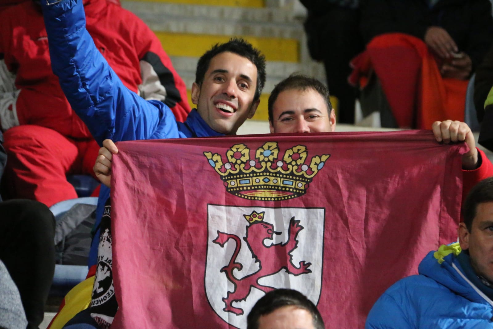 La grada del Reino de León arropó a la Cultural y Deportiva Leonesa en un gran partido ante el FC Barcelona