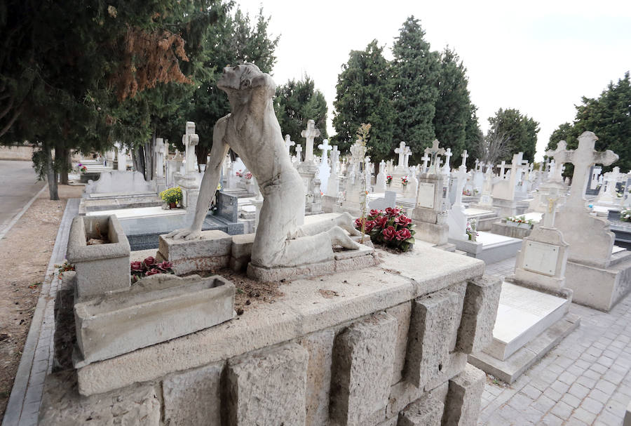Panteón con una escultura de un joven fallecido en accidente laboral, en el cementerio del Carmen de Valladolid.