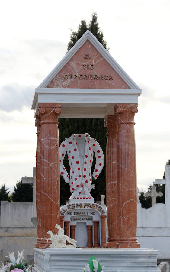 Escultura de una camisa en homenaje a un bailaor vallisoletano en el cementerio del Carmen de Valladolid.