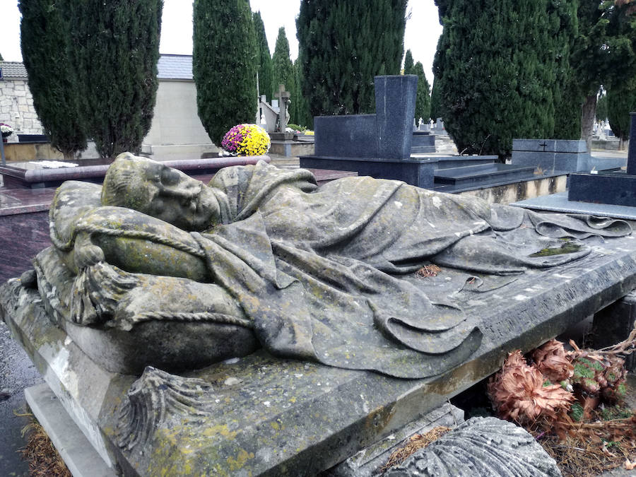 Panteón con la figura de un hombre dormido que data de 1880 en el cementerio nuevo de Aranda de Duero (Burgos).