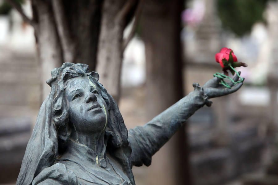 Panteón con la figura de una niña atribuida al escultor Aurelio Carretero en el cementerio del Carmen de Valladolid.