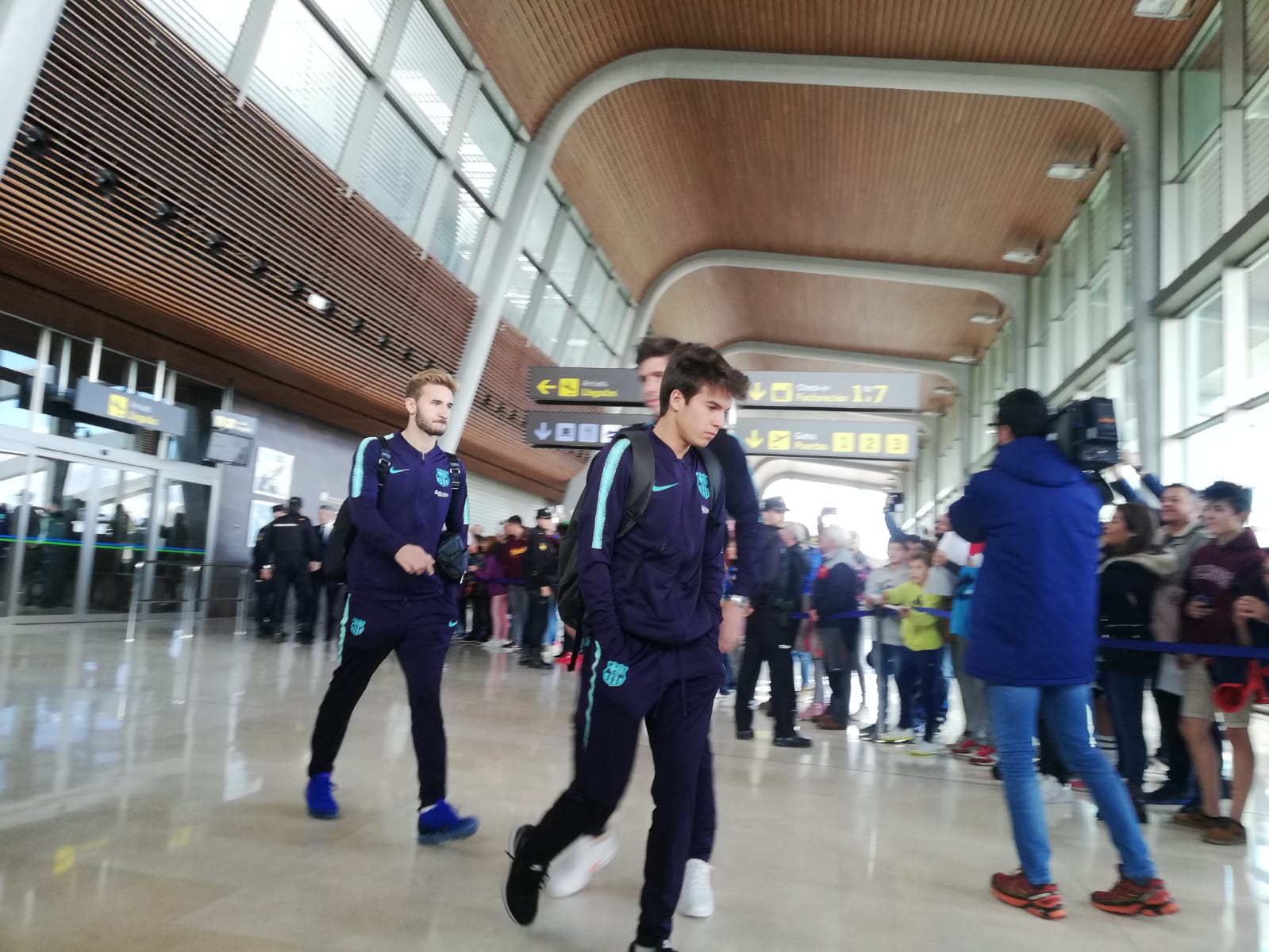 Expectación en el Aeropuerto de León para recibir al conjunto blaugrana en la capital | El equipo de Valverde empleará la jornada para descanso y paseo hasta la hora del partido