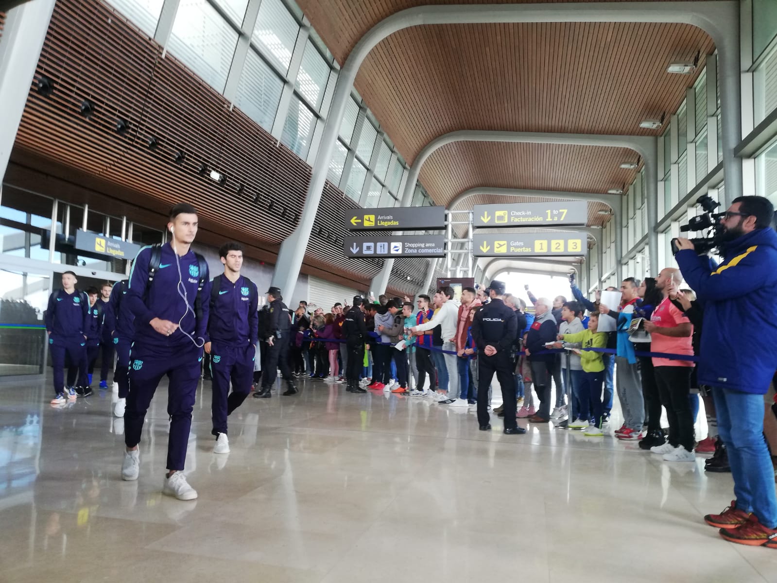 Expectación en el Aeropuerto de León para recibir al conjunto blaugrana en la capital | El equipo de Valverde empleará la jornada para descanso y paseo hasta la hora del partido