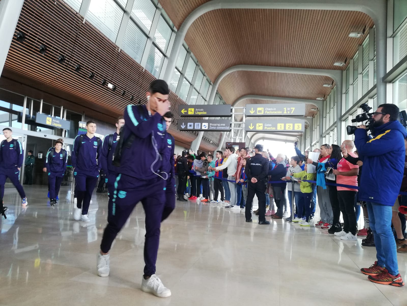 Expectación en el Aeropuerto de León para recibir al conjunto blaugrana en la capital | El equipo de Valverde empleará la jornada para descanso y paseo hasta la hora del partido