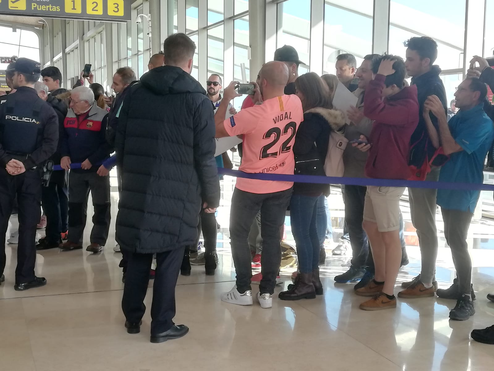 Expectación en el Aeropuerto de León para recibir al conjunto blaugrana en la capital | El equipo de Valverde empleará la jornada para descanso y paseo hasta la hora del partido