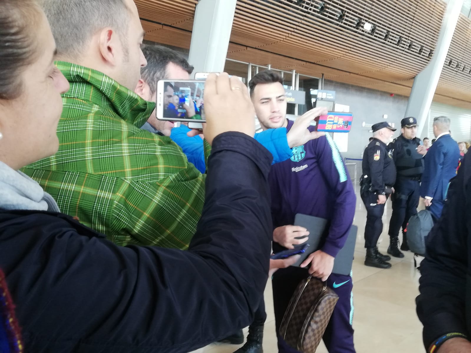 Expectación en el Aeropuerto de León para recibir al conjunto blaugrana en la capital | El equipo de Valverde empleará la jornada para descanso y paseo hasta la hora del partido