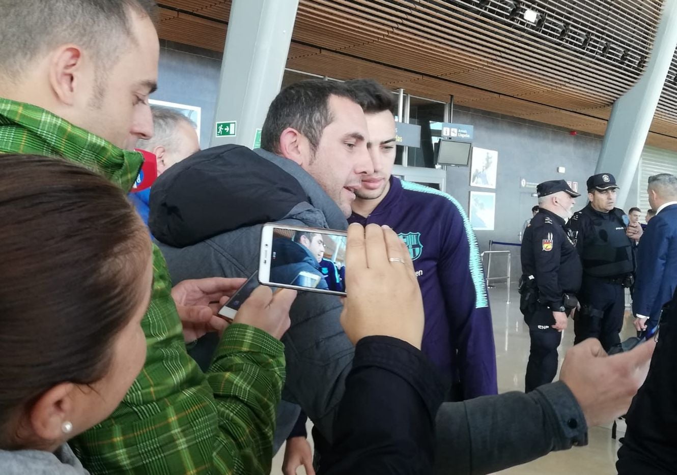 Expectación en el Aeropuerto de León para recibir al conjunto blaugrana en la capital | El equipo de Valverde empleará la jornada para descanso y paseo hasta la hora del partido